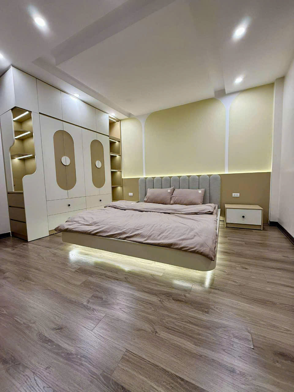 QUÁ HÓT HIẾM - NHÀ ĐẸP Ở NGAY CHỦ TẶNG FULL NỘI THẤT NHƯ HÌNH- NGAY GIÁP MẶT HỒ TAI TRÂU - LONG BIÊN - 15 M RA Ô TÔ -