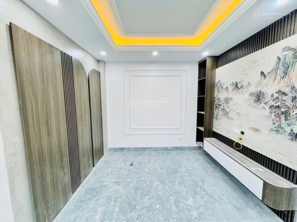 Ngôi nhà nằm trong khu vực dân cư sầm uất, gần chợ, trường học liên cấp, phù hợp cho gia đình có con nhỏ