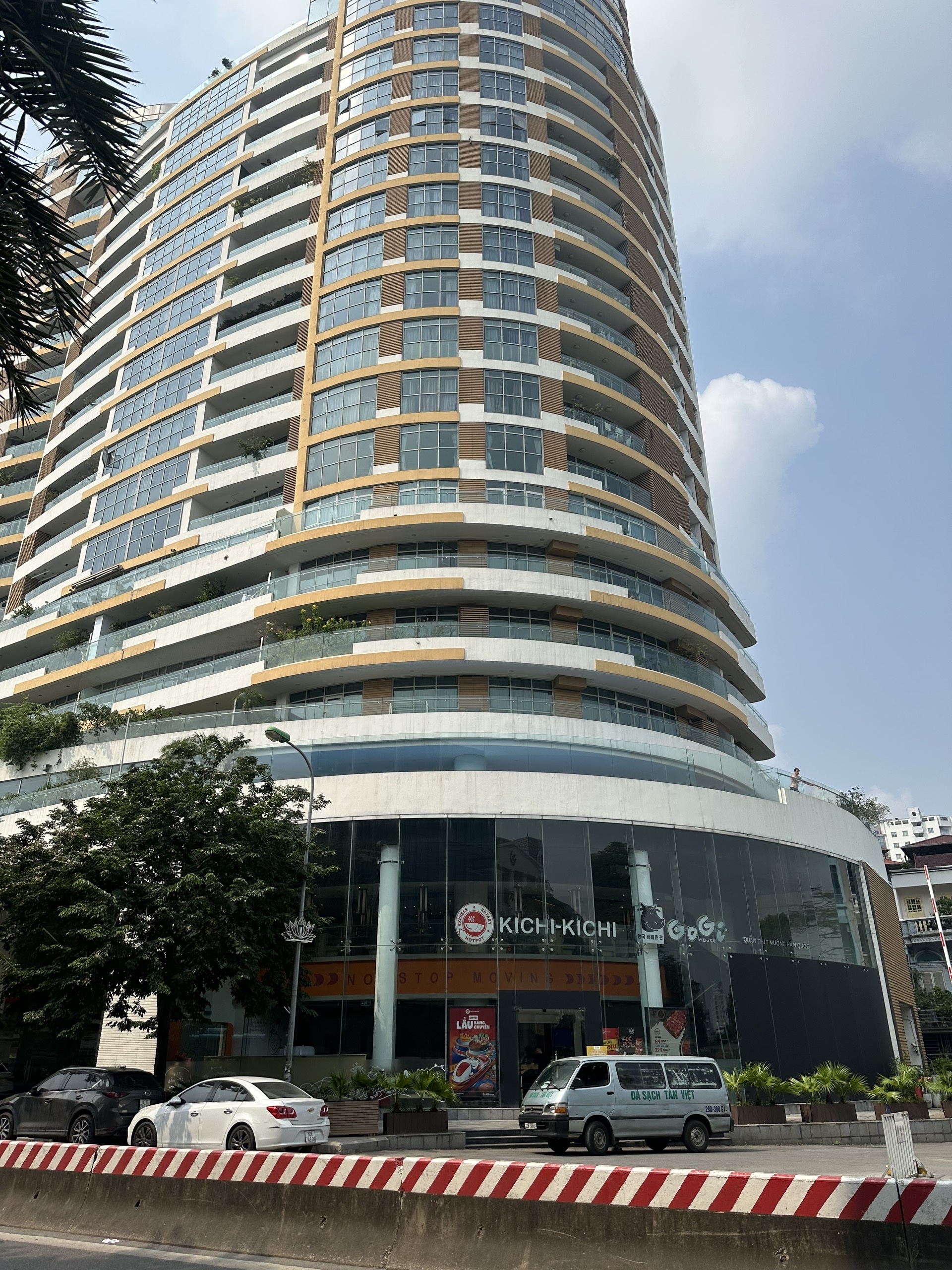 CĂN HỘ CAO CẤP FULL NỘI THẤT- VIEW HỒ TÂY- TIỆN ÍCH ĐẲNG CẤP_TẦNG 9 – 97,6 M2 - 13TỶ