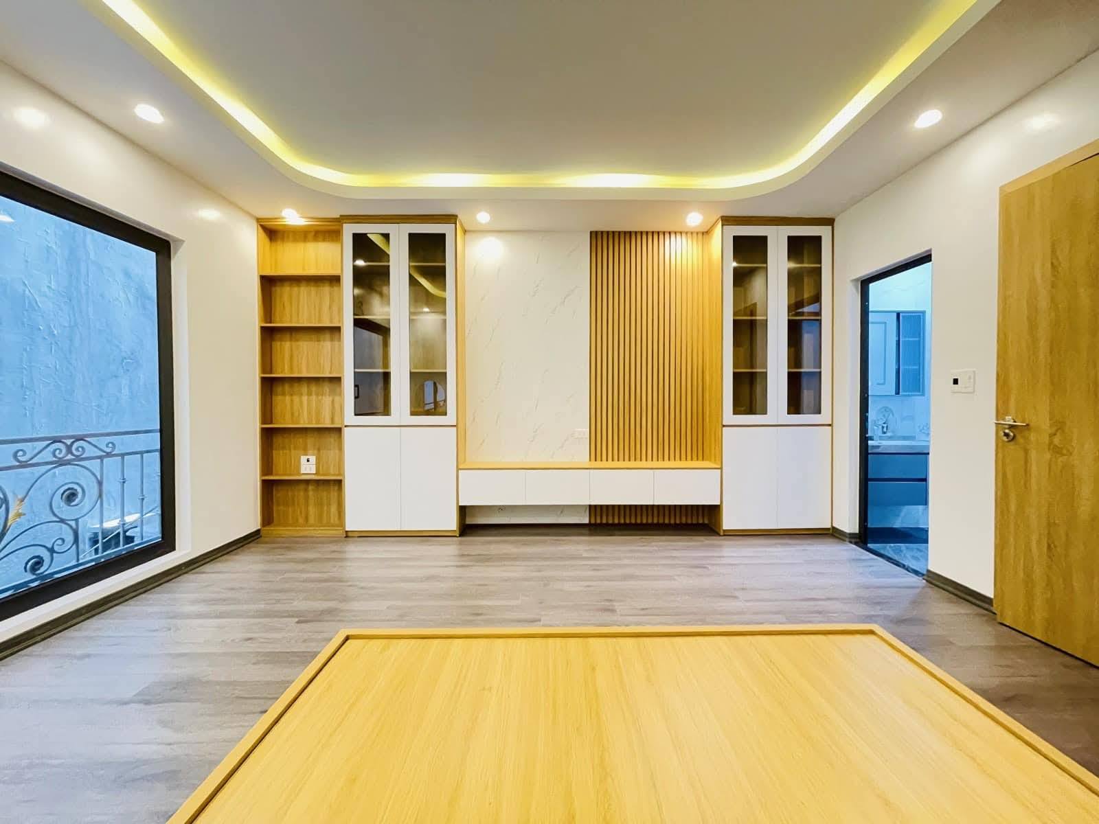 Bán nhà sổ đỏ 40m, xây 5 tầng thang máy, mặt tiền rộng 4.8m, Giá bán 8.69 tỷ, Ngõ 310 Nghi Tàm, Tây Hồ, Hà Nội. Lh 0988451789
