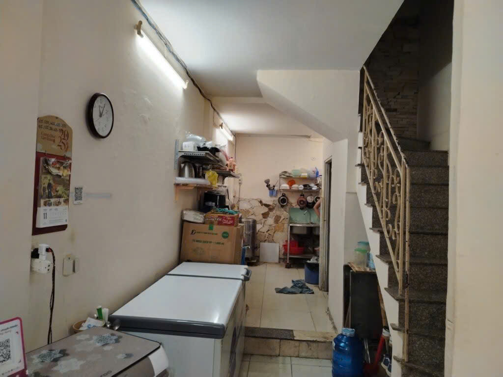 Chủ cũ bận việc nên sang quán bún bò, bò kho