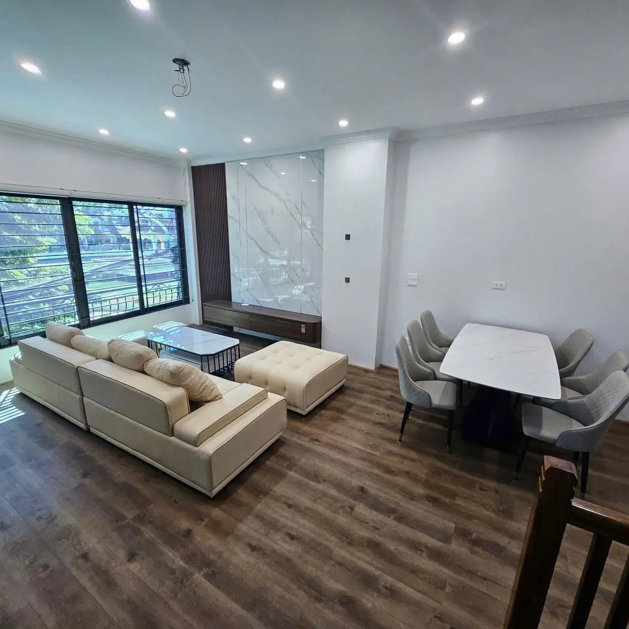 Bán nhà Hoa Lâm Long Biên 41m² – 5 tầng – Mặt tiền 5m – Giá 11.6 tỷ