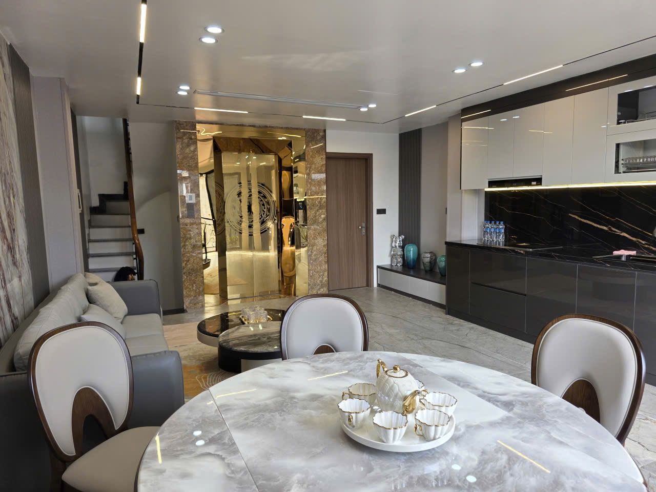 Nhà 6 tầng thang máy, gara ô tô, gần BVQT Tâm Anh – Bồ Đề Long Biên – 14.9 tỷ