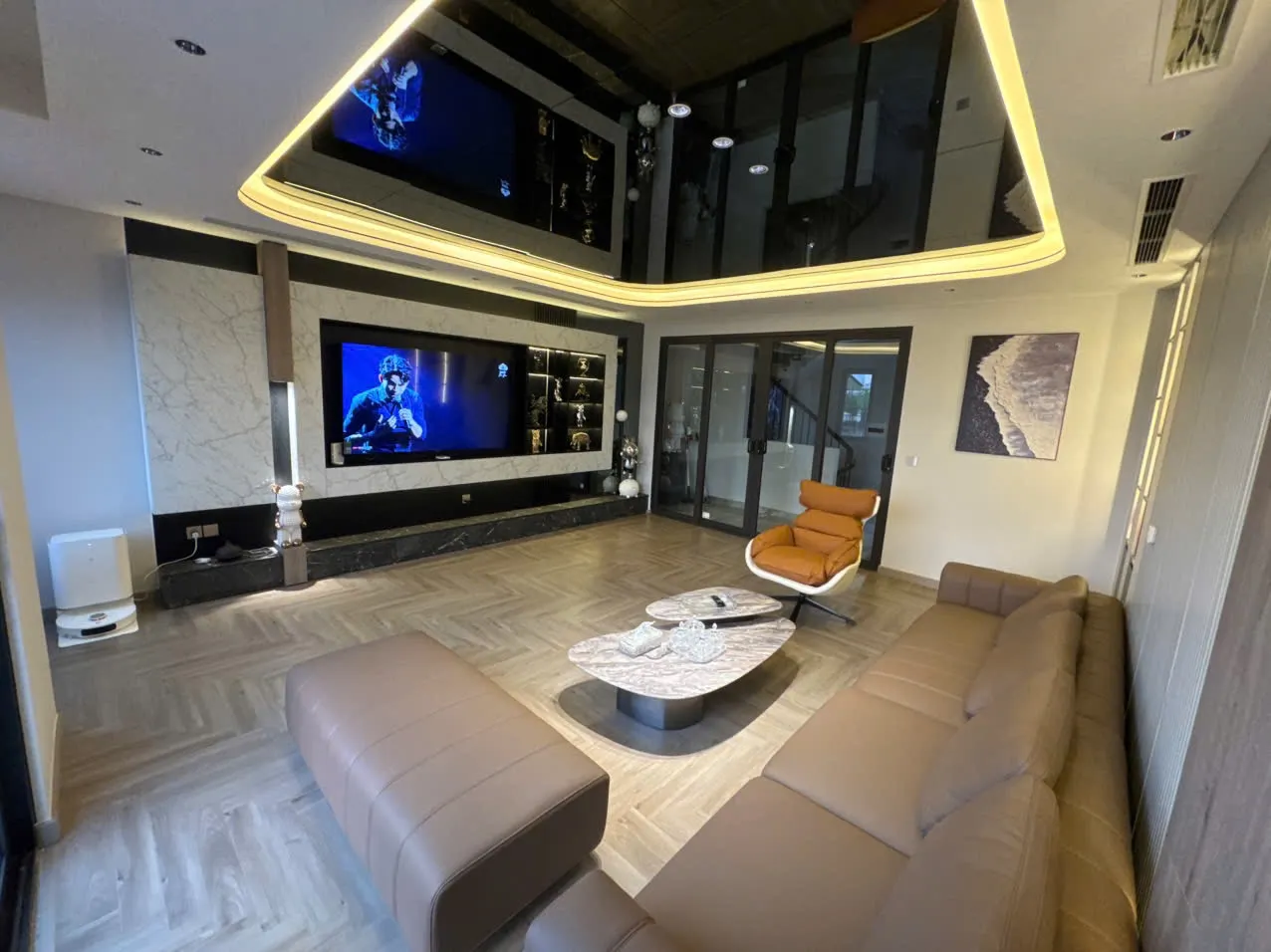 Bán nhà Ngọc Thụy, Long Biên – 56m², 7 tầng độc lập, gara 2 ô tô, thang máy, full nội thất cao cấp. Cách 1 nhà ra mặt phố. Giá 21.5 tỷ.