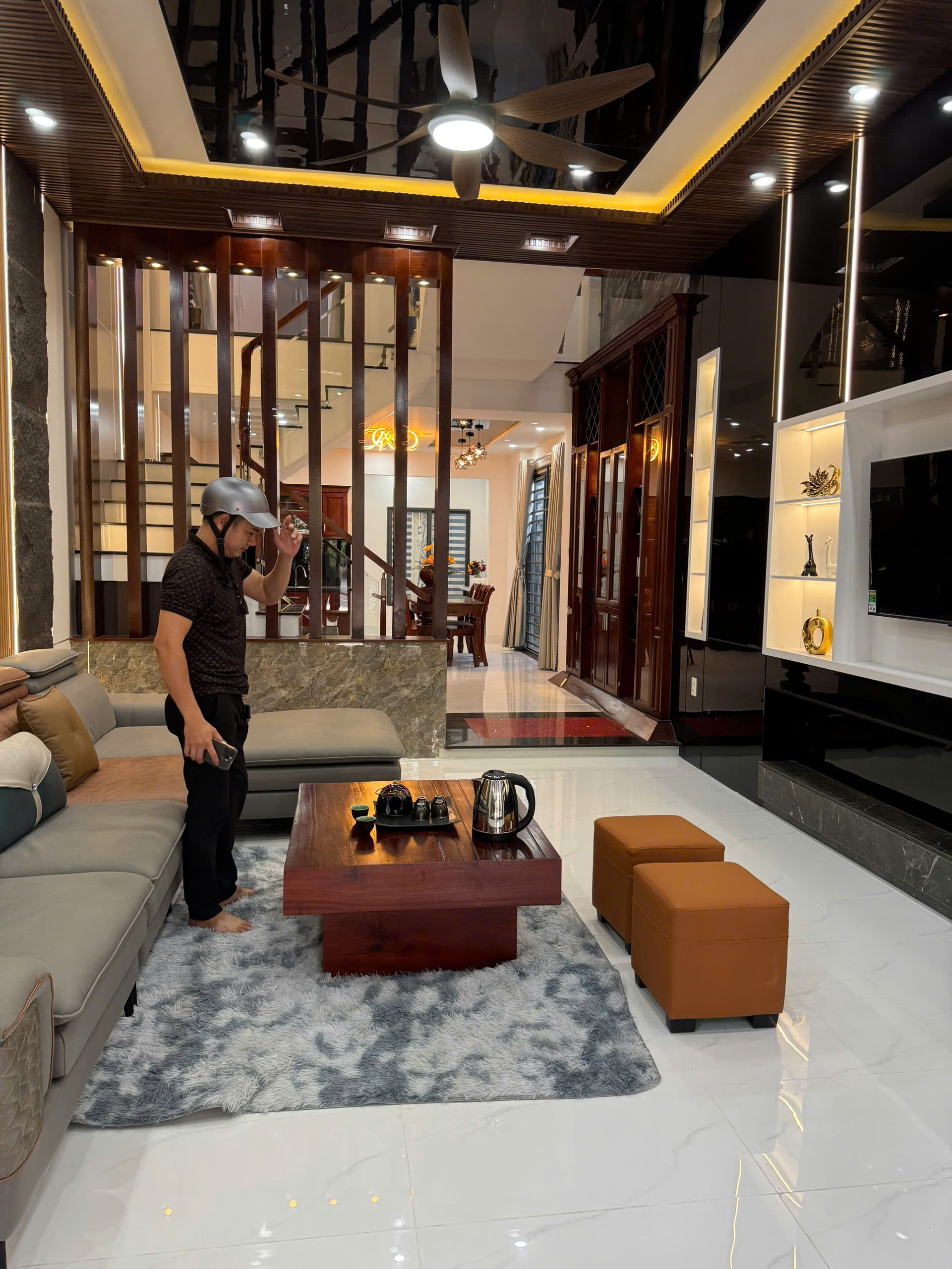 - Cần tiền kinh doanh, Nhà 3 tầng 2 mặt tiền, tô Hiến Thành gần Võ Văn Kiệt và sát bãi tắm mỹ khê.