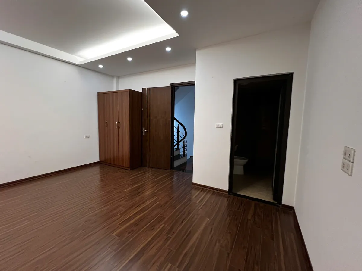 NHÀ MƯỚI Ở LUÔN ĐẦU PHỐ Ngọc Thụy 30m2 X 5 tầng 6.8 tỷ Long Biên Hà Nội.