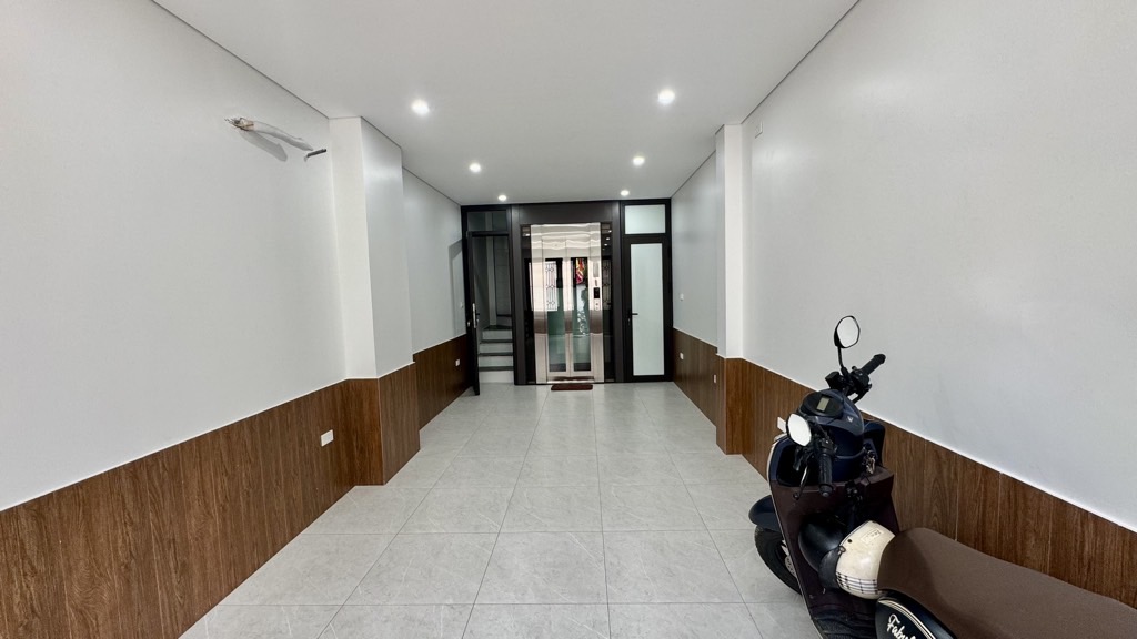 Bán nhà ngõ 293 Ngọc Thuỵ 30m x 5T oto tránh kinh doanh giá hơn 7t có tl. LH 0936123469