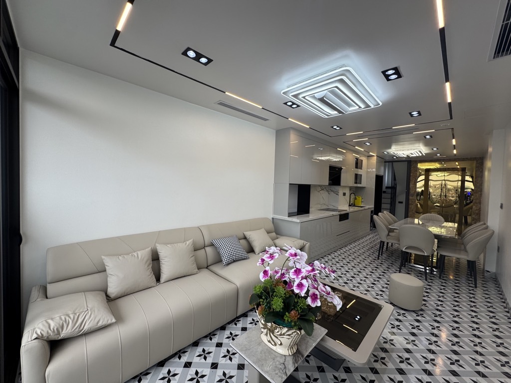 BÁN NHÀ NGỌC THUỴ- THANG MÁY-OTO ĐỔ CỬA- 50M, NHỈNH 13 TỶ(TL)