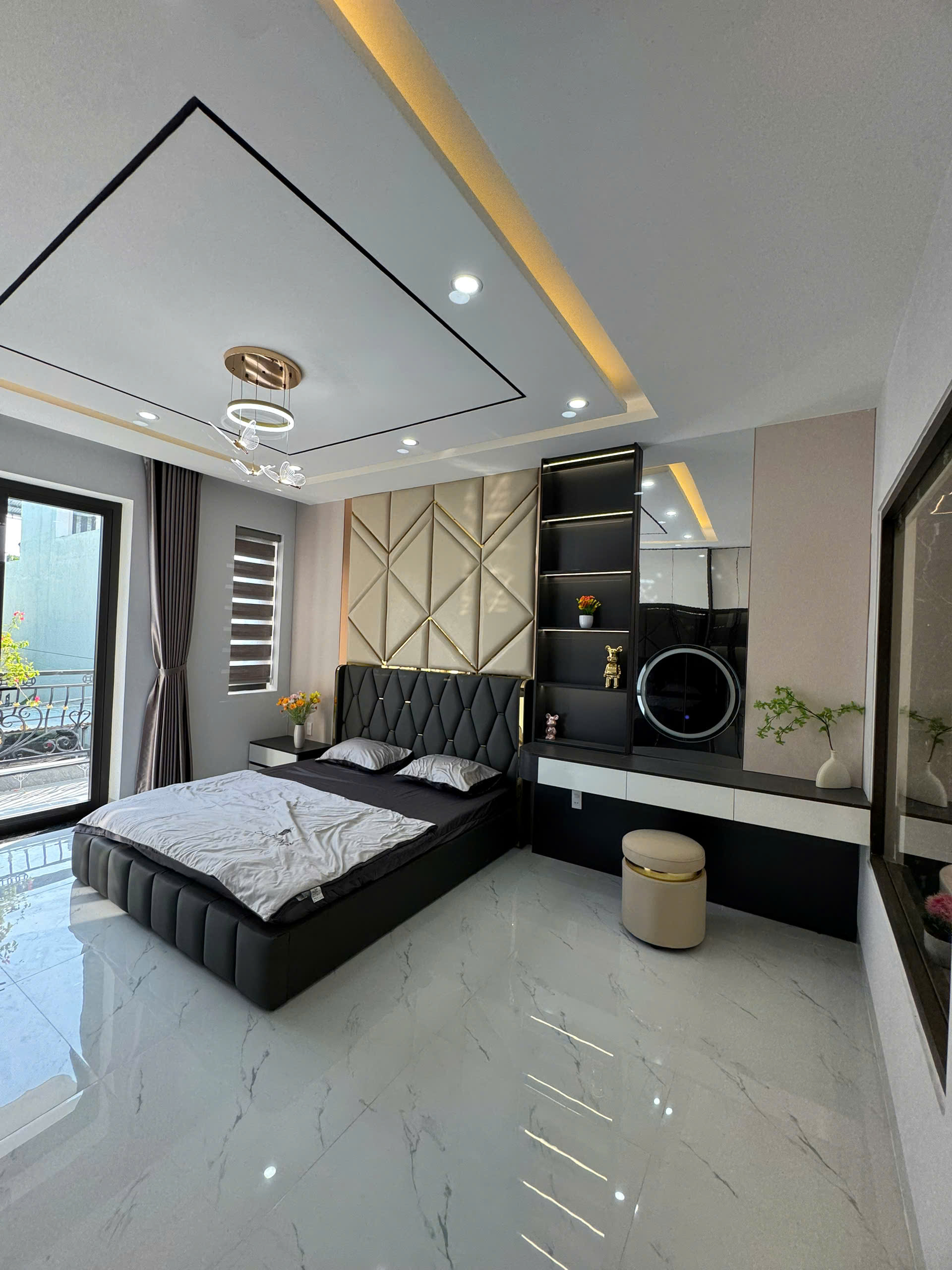 - Nhà 3 tầng, mặt tiền trần đức thông, sau vương thừa vũ, đi bộ vài phút ra bãi tắm phạm văn đồng.