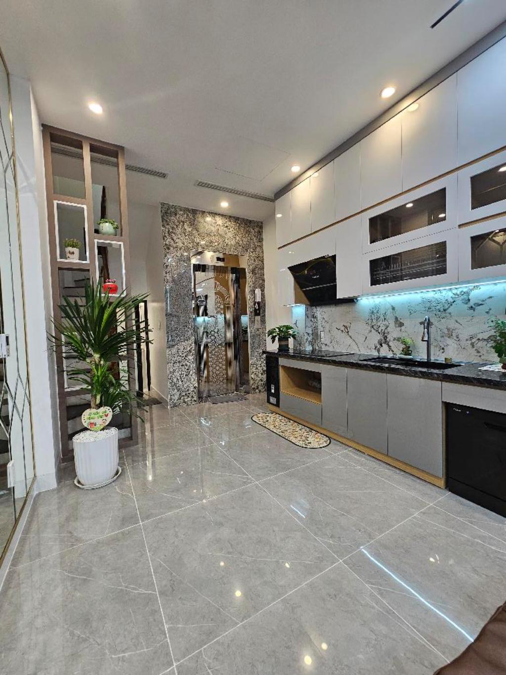 BÁN NHÀ NGUYỄN SƠN-LONG BIÊN, 38M, THANG MÁY, FULL NỘI THẤT, NHỈNH11 TỶ