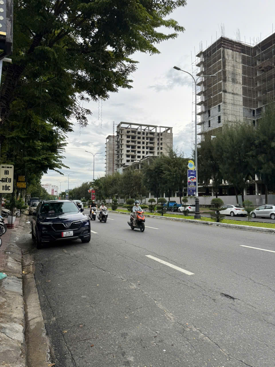 – Toà căn hộ 5 tầng, Nguyễn Cơ Thạch, Ngũ Hành Sơn, gần bãi tắm Sơn Thuỷ, thu nhập hơn 70 triệu/tháng.