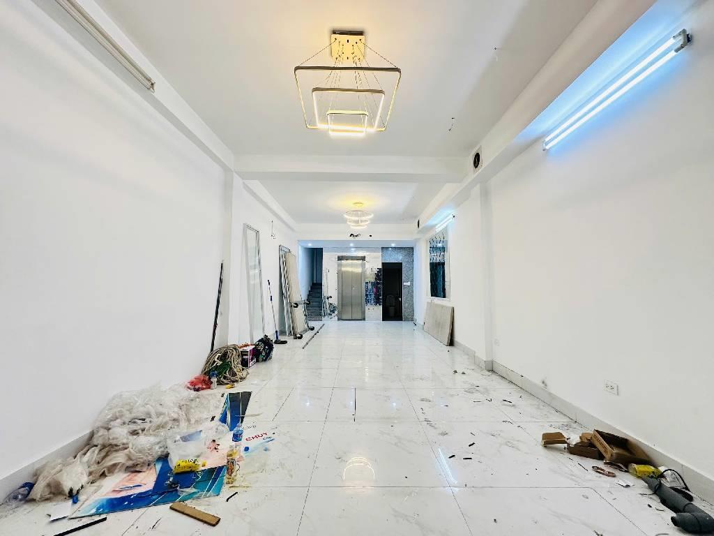 Nhà mặt phố Hoàng Quốc Việt 47m2, 7 tầng thang máy, kinh doanh sầm uất