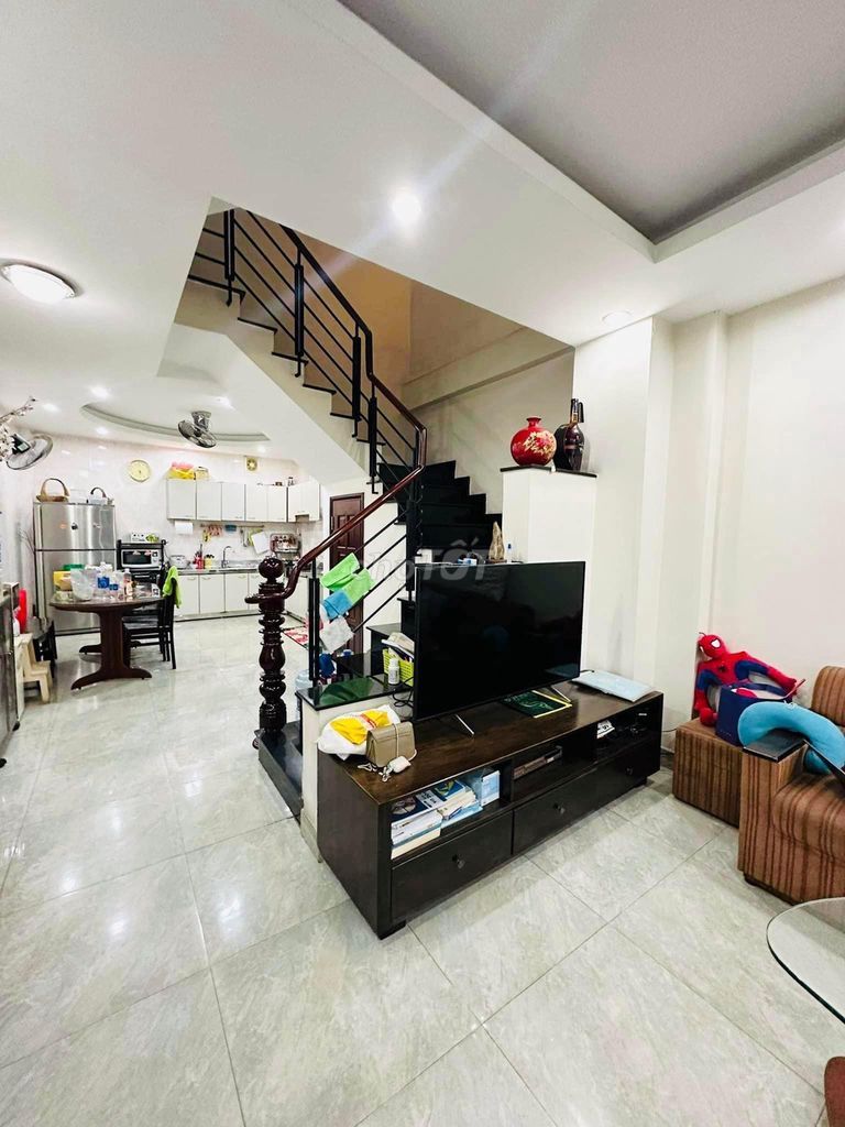 Sau Pearl Plaza xe hơi ngủ nhà! Bán nhà (4x11m) sẵn kết cấu - 4PN5WC. Gía 11tỷ