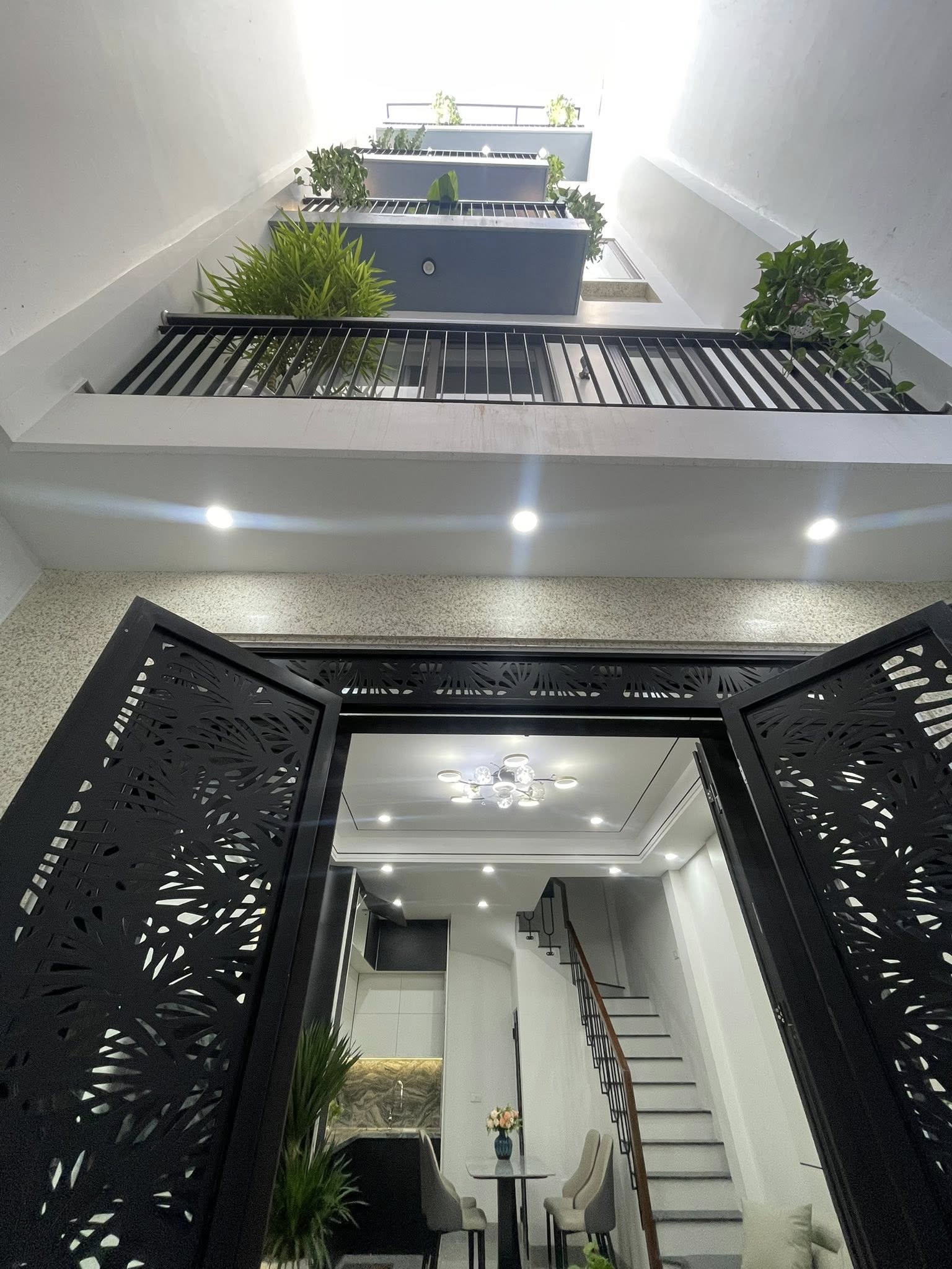 Nghi Tàm - Thang máy - 30m Oto - 7 Ngủ - Nhỉnh 17 Tỷ.