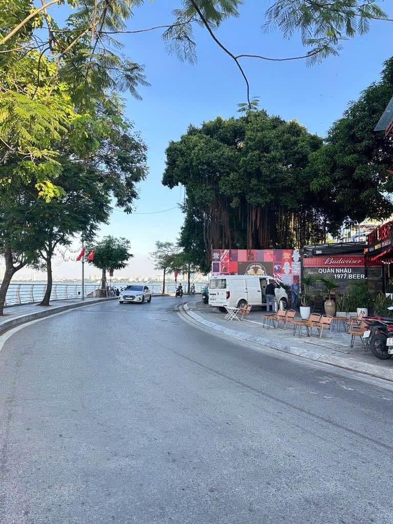 Bán nhà mặt ngõ Nguyễn Đình Thi, Tây Hồ, phân lô, 2 ô tô tránh, 30m ra Hồ Tây. Giá 29 tỷ