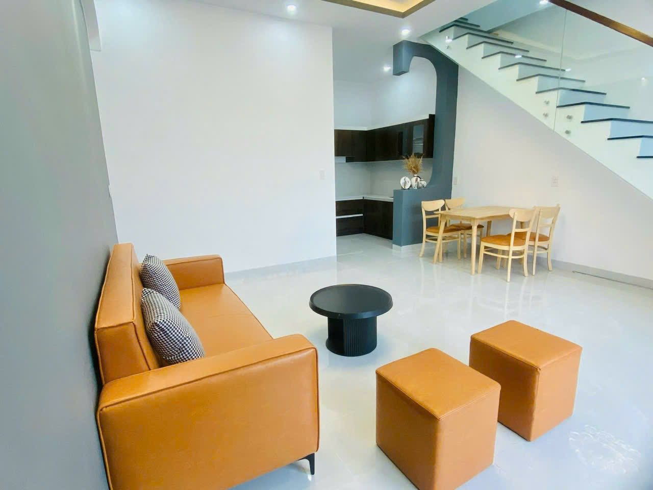 Bán mới 2 tầng mặt tiền đường Ruộng Thổ, ngay đường Thông Tin - Diên An - Diên Khánh.