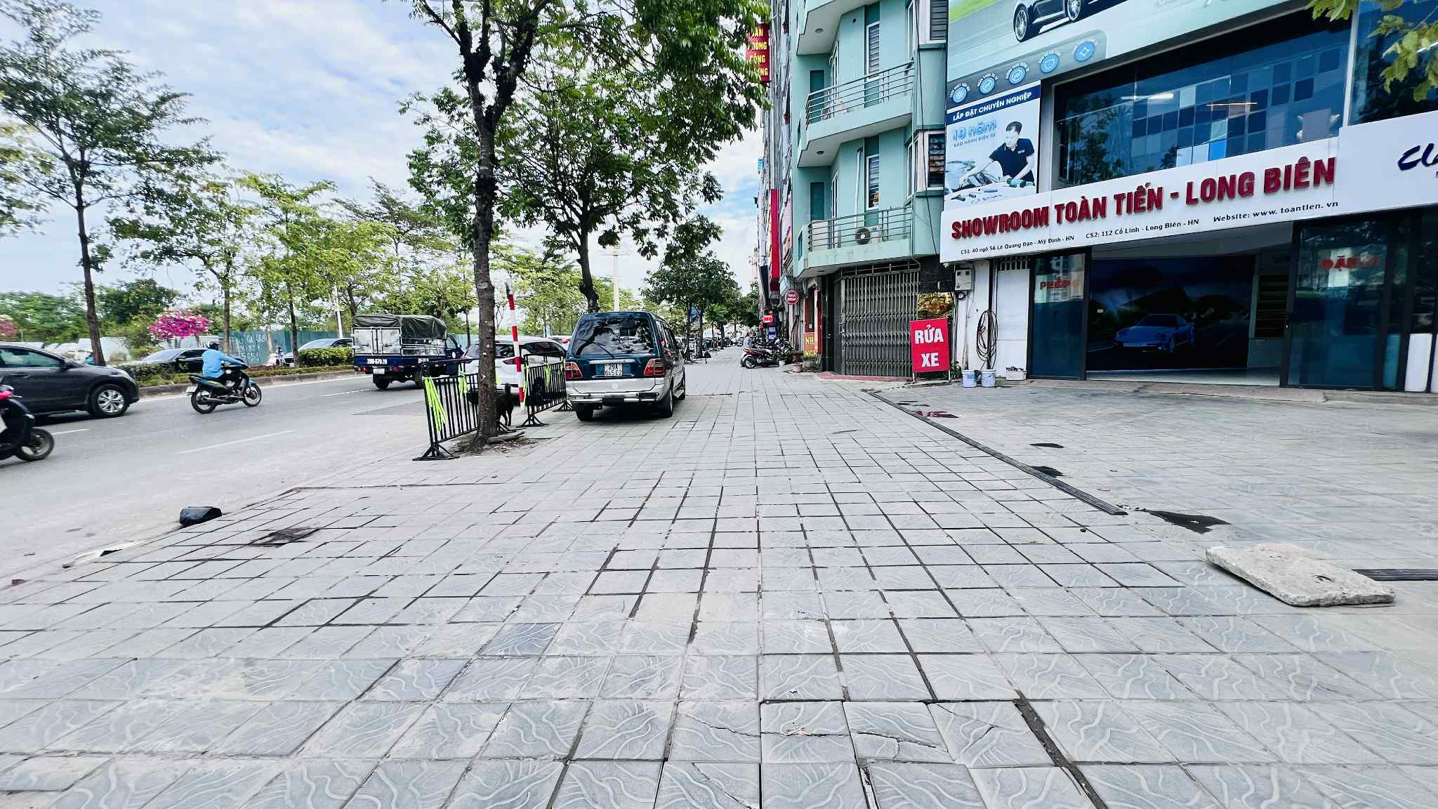 bán nhà lô góc Cổ Linh- tái định cư phố Trạm, 100m, mặt tiền 14m, vỉa hè, 3 ôtô tránh nhau