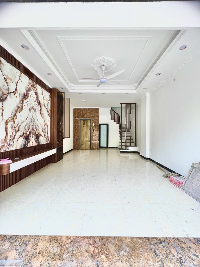Bán nhà khuyến lương 6 tầng thang máy long lanh lô góc ô tô tránh vào nhà kinh doanh hoàng mai