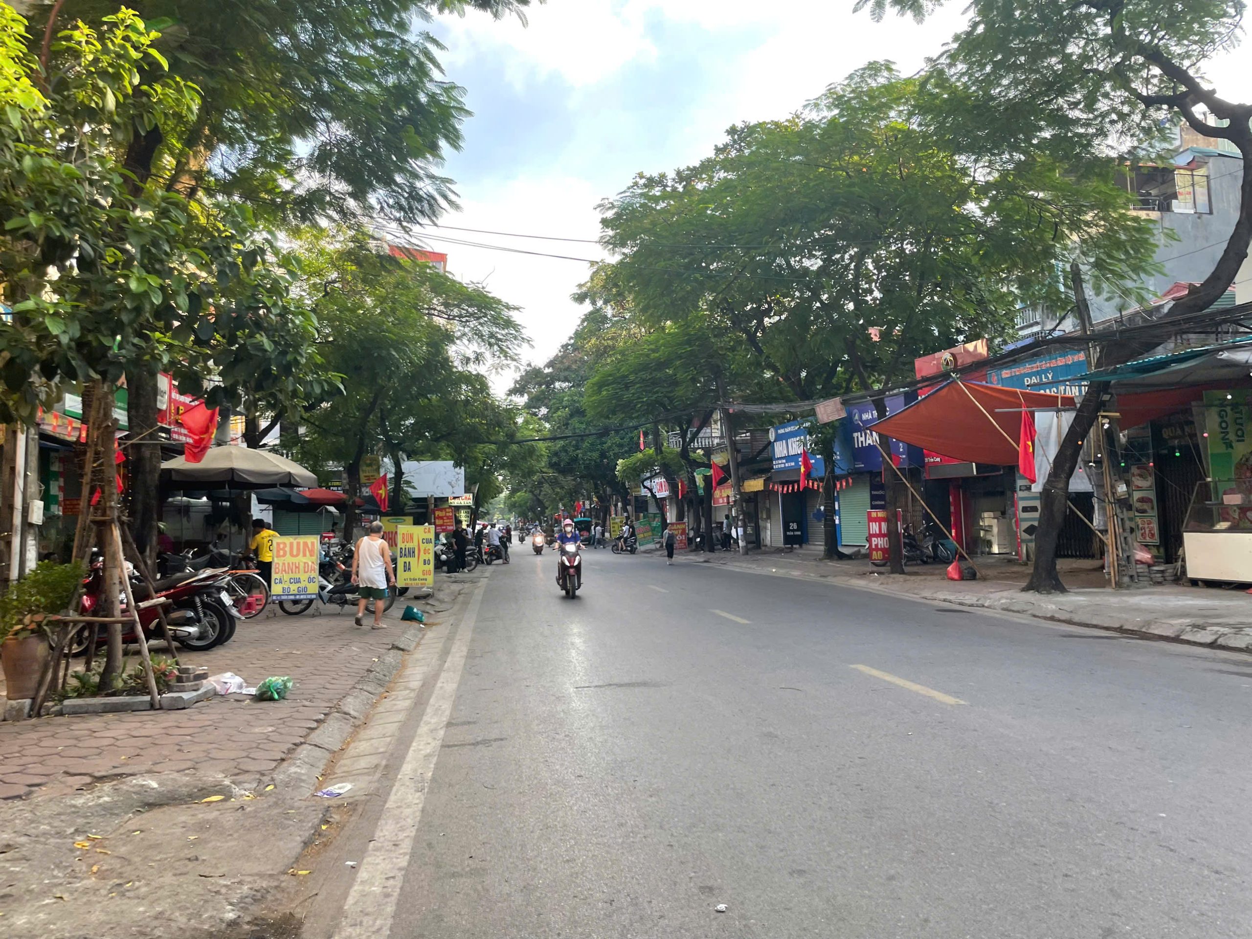 Nhà Mới 5 Tầng Trần cung gần Ngã Tư Hoàng Quốc Việt Lô Góc, Gần Phố 41m2 - 9.8 tỷ