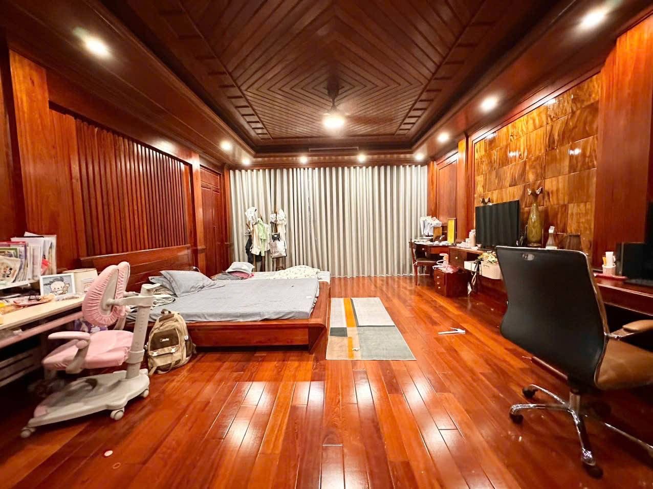 NHÀ PHÂN LÔ, VỊ TRÍ ĐẮT GIÁ, VỈA HÈ, Ô TÔ TRÁNH, Ở SƯỚNG, KINH DOANH ĐỈNH PHỐ TRUNG KÍNH.