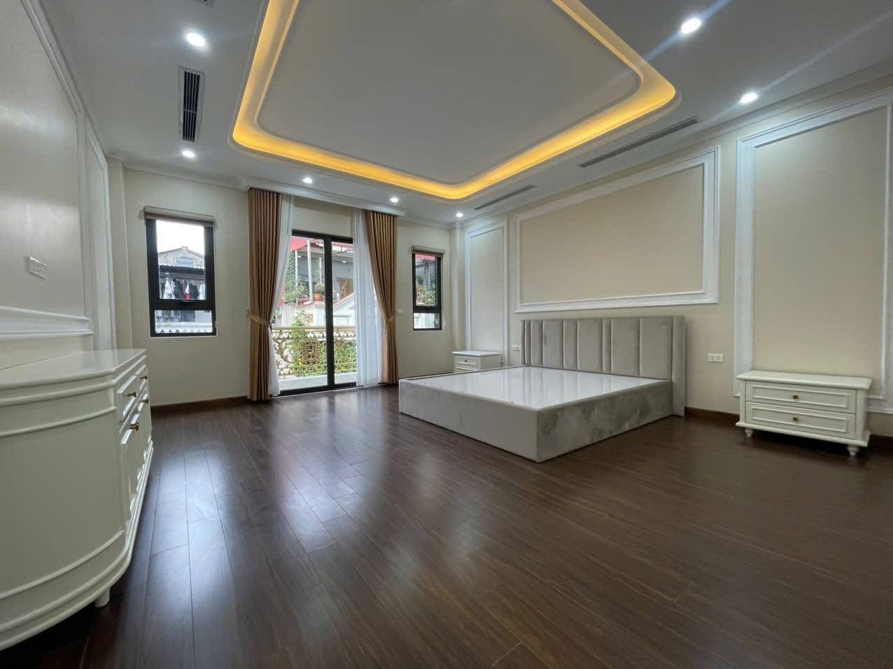 NHÀ VỊ TRÍ TRUNG TÂM, NGÕ THÔNG, GARA Ô TÔ, GẦN PHỐ, KINH DOANH SẦM UẤT PHỐ TRUNG KÍNH.