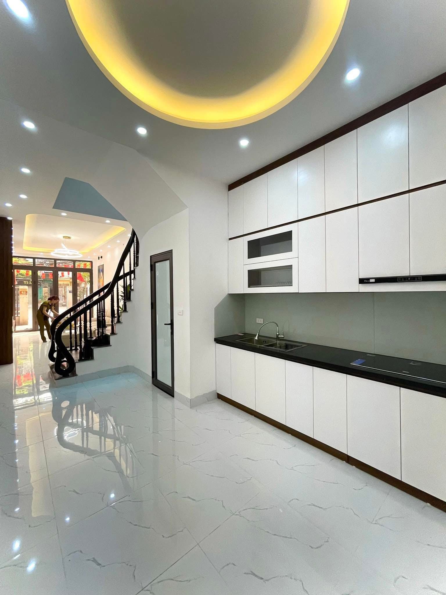 Bán nhà phố Khúc Thừa Dụ, Cầu Giấy, 45m2, nhà mới, ôtô gần, ngõ thông, full nội thất,10 tỷ