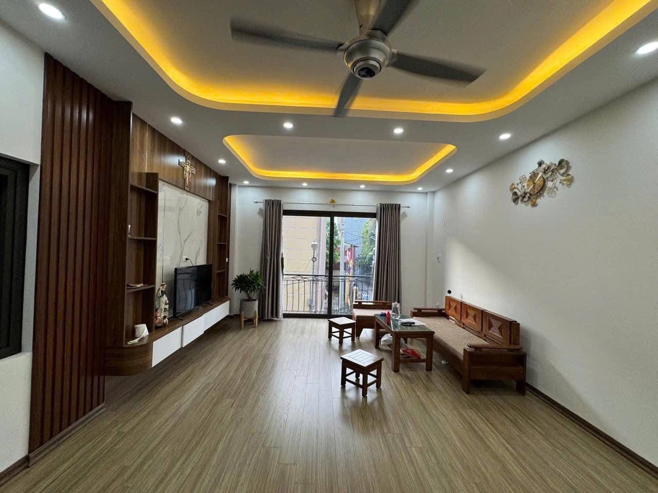 NHÀ VỊ TRÍ ĐẮC ĐỊA, NGÕ THÔNG, KINH DOANH, Ô TÔ TRÁNH, SÁT PHỐ, Ở NGAY PHỐ TRUNG KÍNH.