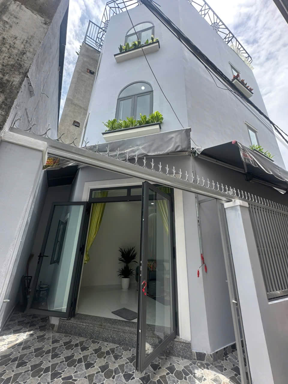 Cần bán nhà phố đẹp tại Quận 12 – hẻm ô tô, đường Nguyễn Văn Quá