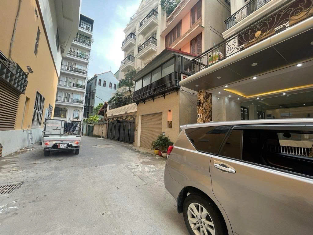 Bán nhà phố Lạc Long Quân 160m2 nhà 2 mặt tiền 6.5m ô tô tránh đỗ 40 tỷ gần Hồ Tây