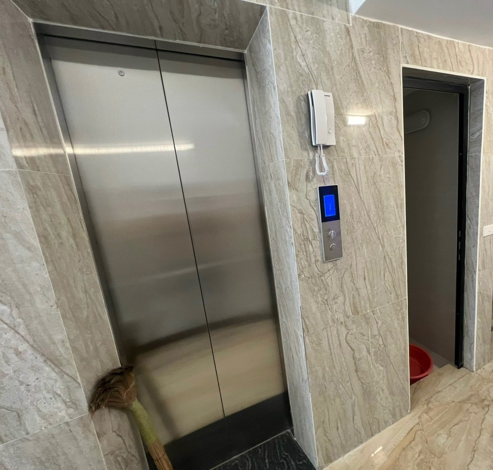 Cho thuê nhà mới, căn góc, Thái Hà, thang máy; vỉa hè 119m2* 5T- 46 Tr