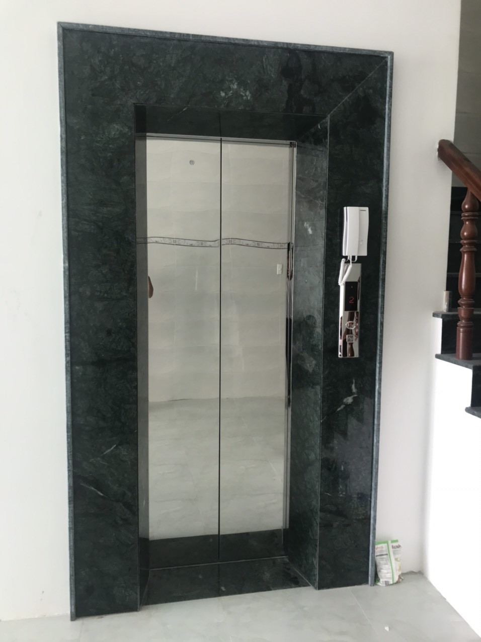 Cho thuê nhà đẹp, căn góc, Thái Hà, thang máy; vỉa hè 98m2* 5T- 31 Tr