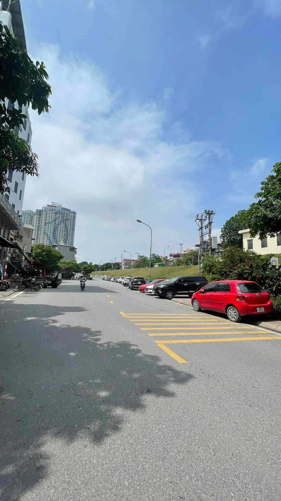 bán nhà Ngọc Thuỵ, 130m, mặt tiền 6.5m, ngõ ôtô thông, 7 chỗ vào nhà