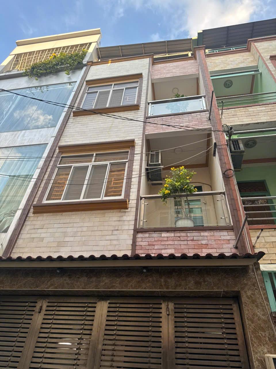 **Bán nhà hẻm 8m Cộng Hòa** phường 4 quận Tân Bình (4,5x20) 4 tầng