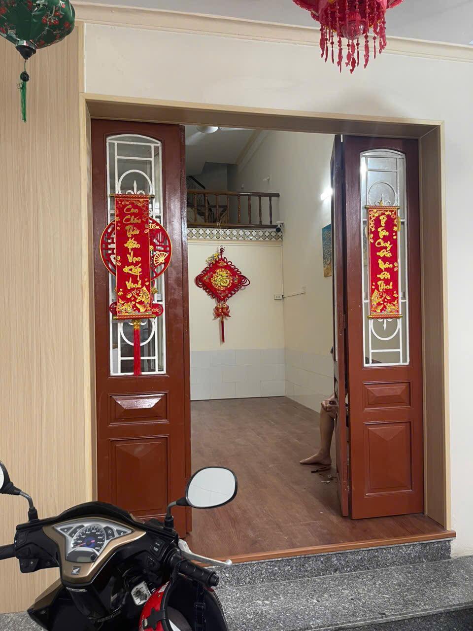 Cho thuê nhà ngõ 100 Kim Ngưu, 2.,5 tầng x 50m2, 2 ngủ, 10 Triệu
