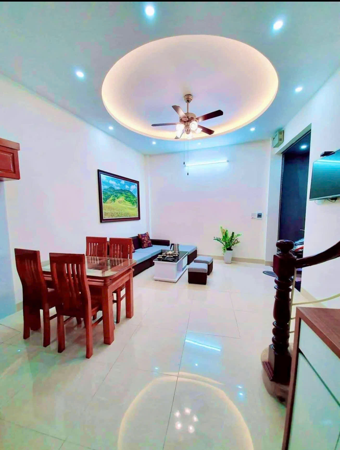 Cho thuê nhà nguyên căn ngõ 609 Vũ Tông Phan, 35m2 x 4.5 tầng, 1 tum, 3 ngủ, 12 triệu.