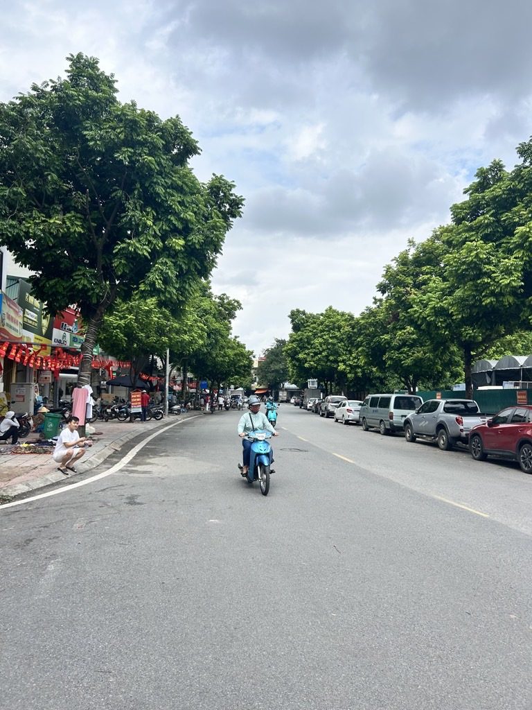 Bán đất Thạch Bàn ngay aoemall, cầu vĩnh tuy 65m, ngõ oto thông giá 10 tỷ 1 có tl. LH 0936123469