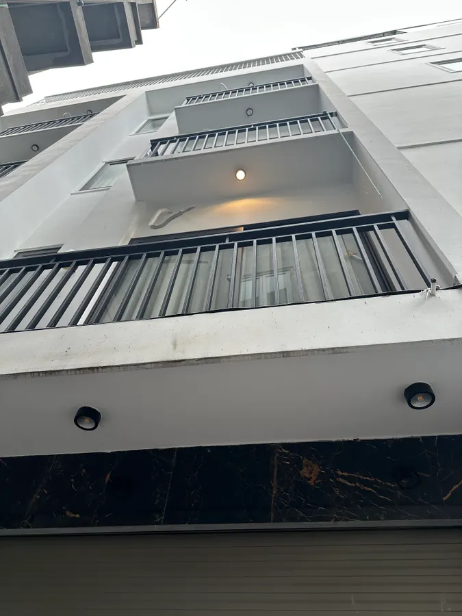 NHÀ MỚI FULL NỘI THẤT Ô TÔ VÀO NHÀ Phố Nguyễn Văn Linh 45m2 X 6 Tầng 11.3 tỷ Long Biên.