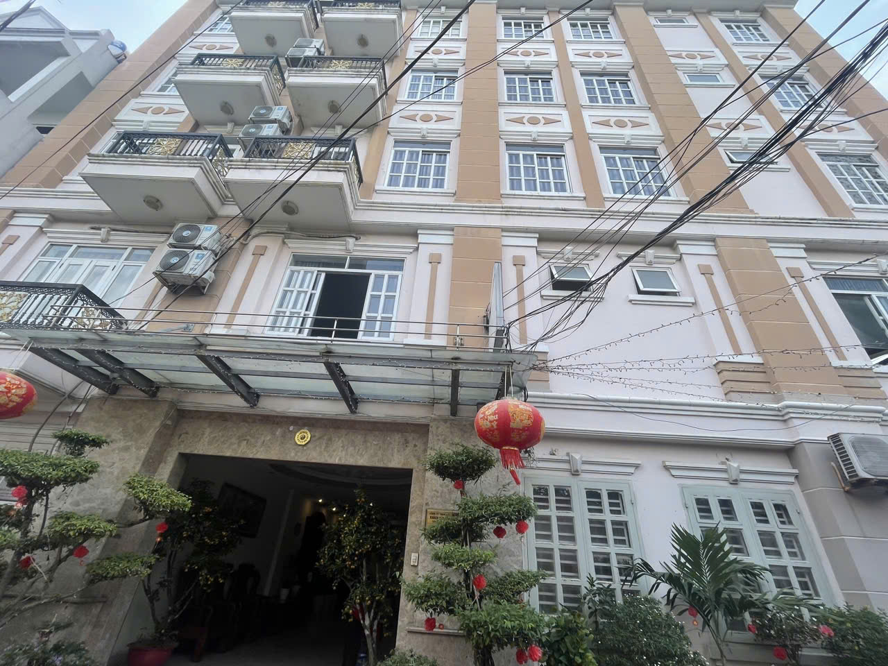 KHÁCH SẠN LÔ GÓC 3 MẶT TIỀN VỚI 5 TẦNG - CÓ HẦM VÀ THANG MÁY