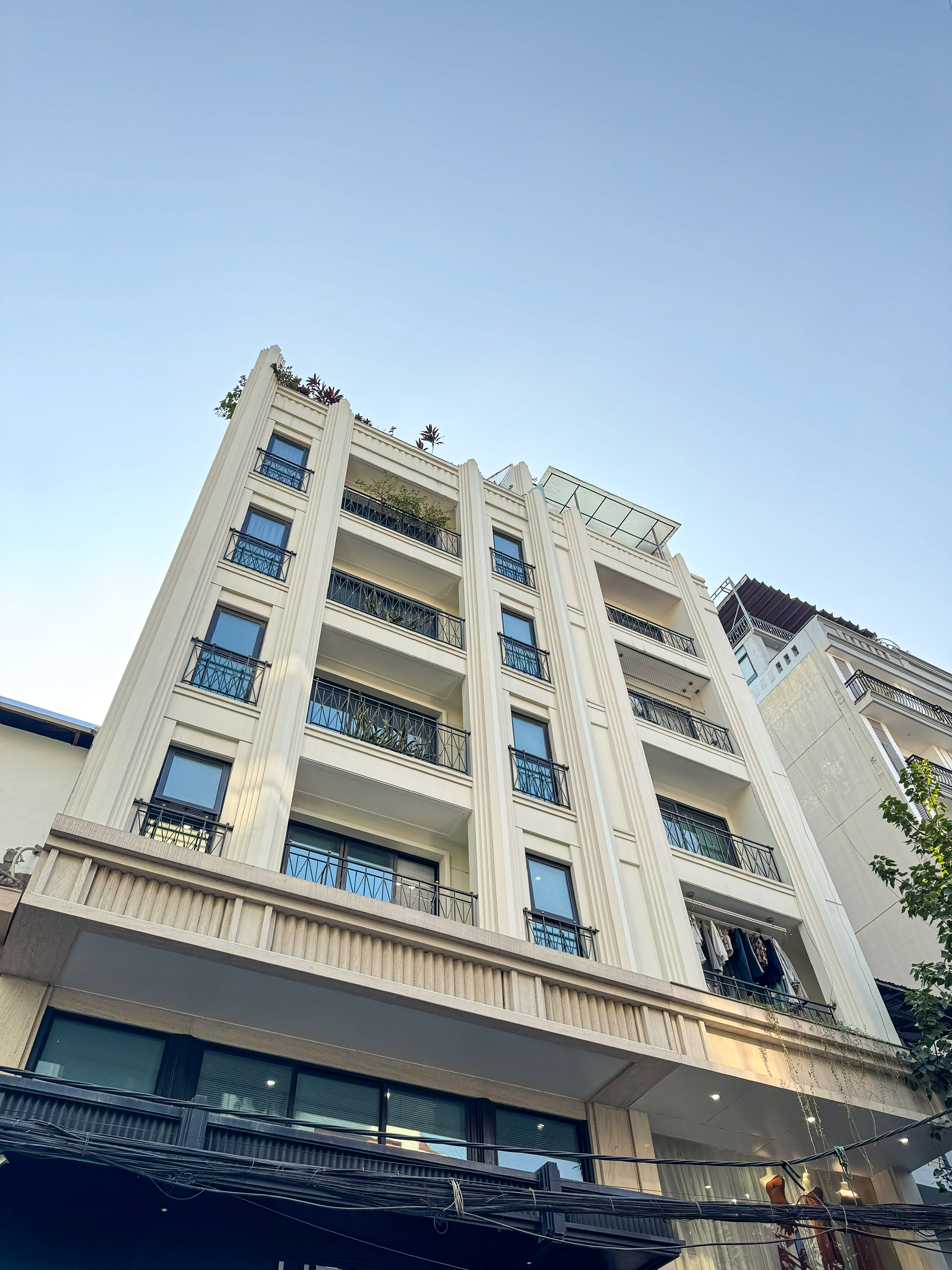 Bán tòa 10 tầng * 200m ô tô tránh, phố Nguyễn Văn Huyên, dòng tiền 4 tỷ/năm giá 90 tỷ