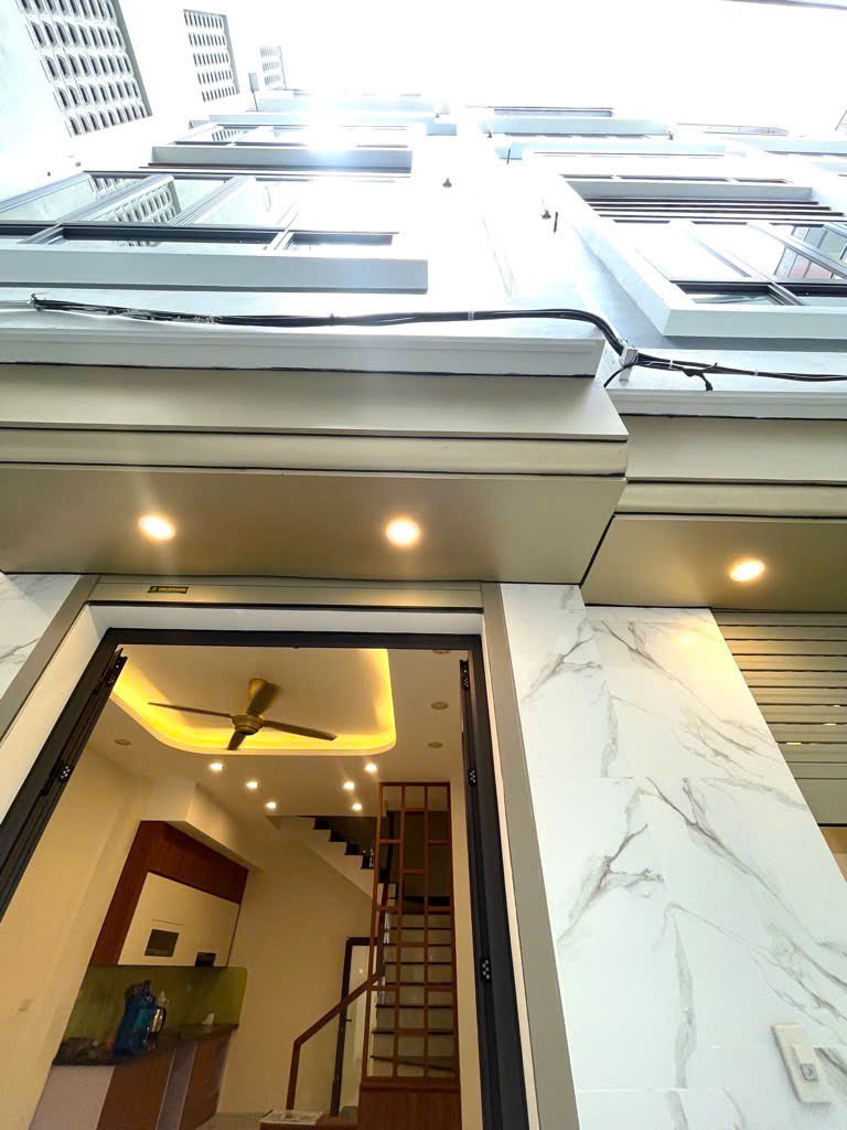 Bán Nhà Lạc Long Quân 72m, 5 tầng, MT 6.5m, Thiết kế hiện đại, đầu đủ nội thất sang xin!