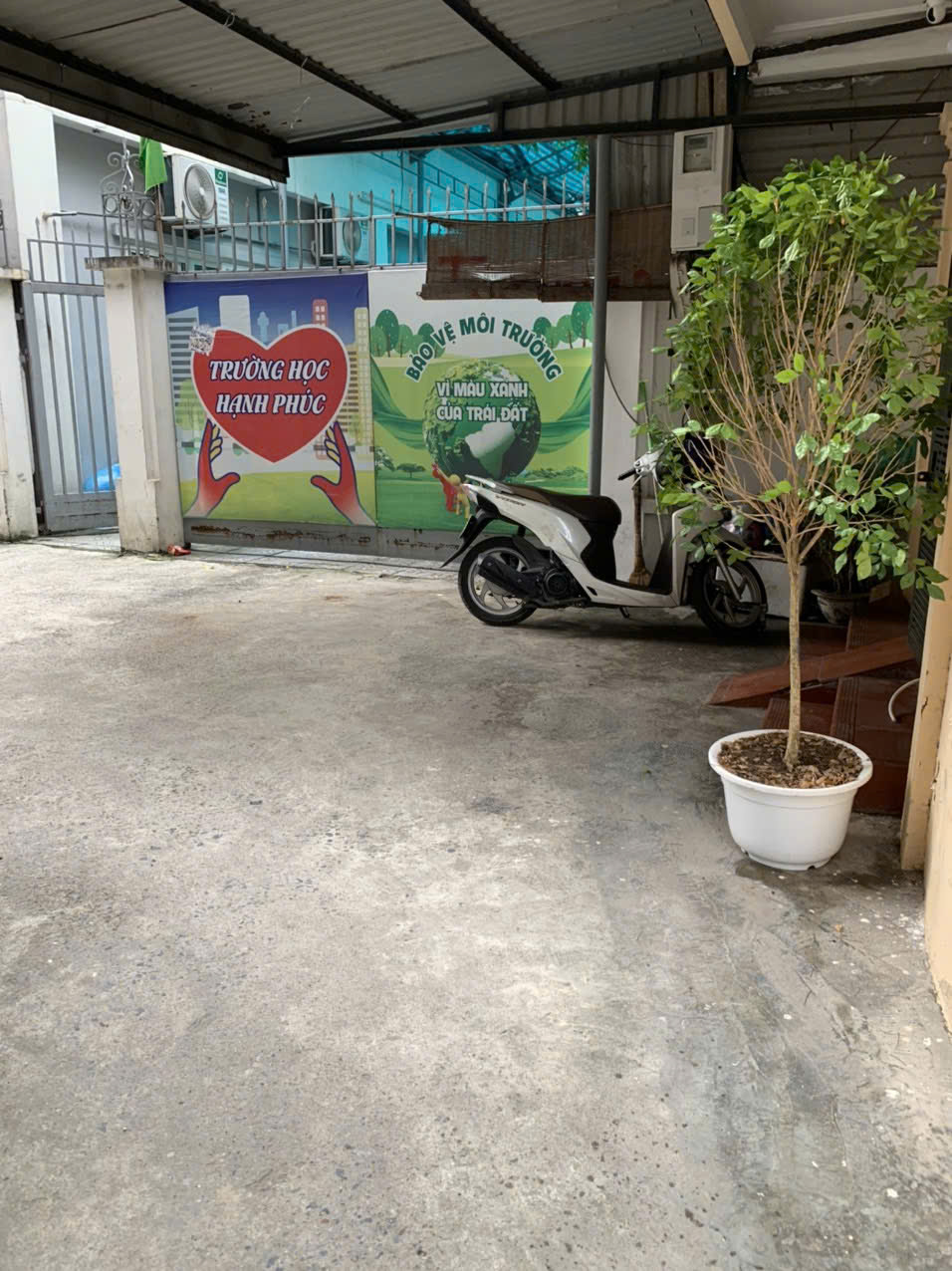 Cho thuê lâu dài nhà 3,5 tầng, ngõ 128C Đại La gần trường tiểu học Đồng Tâm, ô tô đỗ cửa