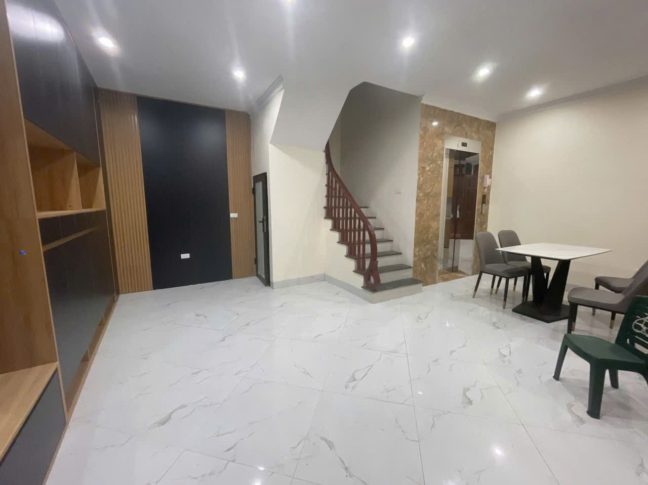 NHÀ ĐẸP - THANG MÁY - OTO ĐỖ CÁCH NHÀ 10m - GẦN HỒ - TIỆN ÍCH BẠT NGÀN Bồ Đề 35 m, Tmt 6,2m 9 tỷ2