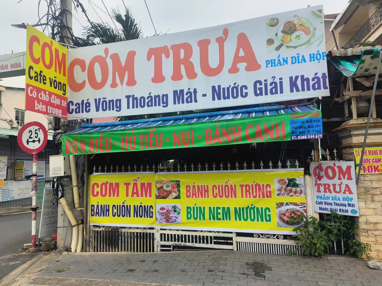 Do bận công việc nên mình cần sang quán cơm cafe võng