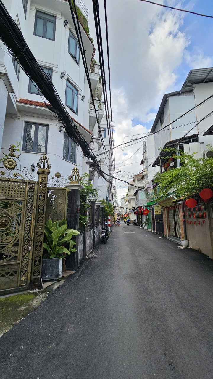 Mặt tiền Nguyễn Cảnh Chân giao Nguyễn Trãi P. Nguyễn Cư Trinh Q1 HƠN 300 TRIỆU M