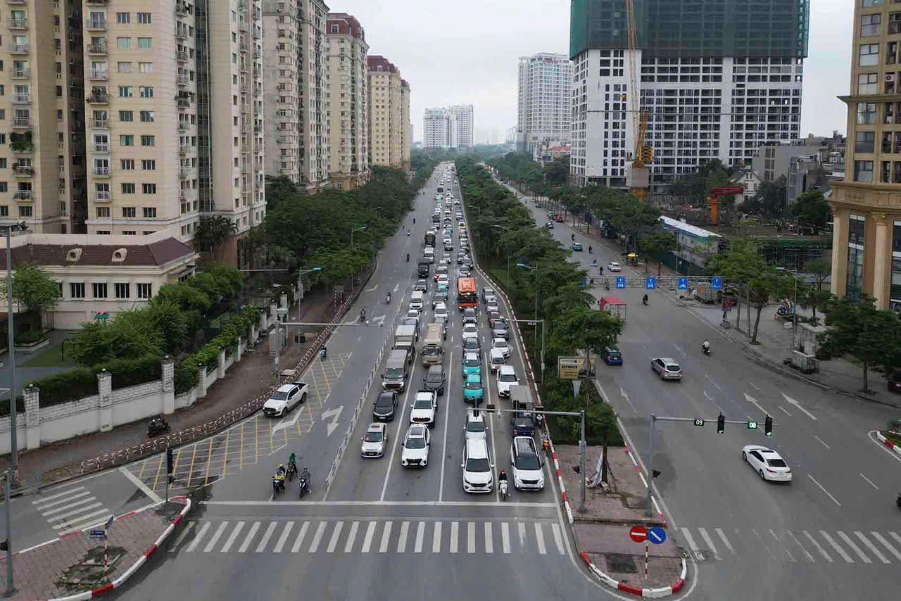 Em có căn chung cư 46m, 2 ngủ, 1 bếp, vệ sinh, thang máy vù vù! Ban công thoáng! Full đồ!