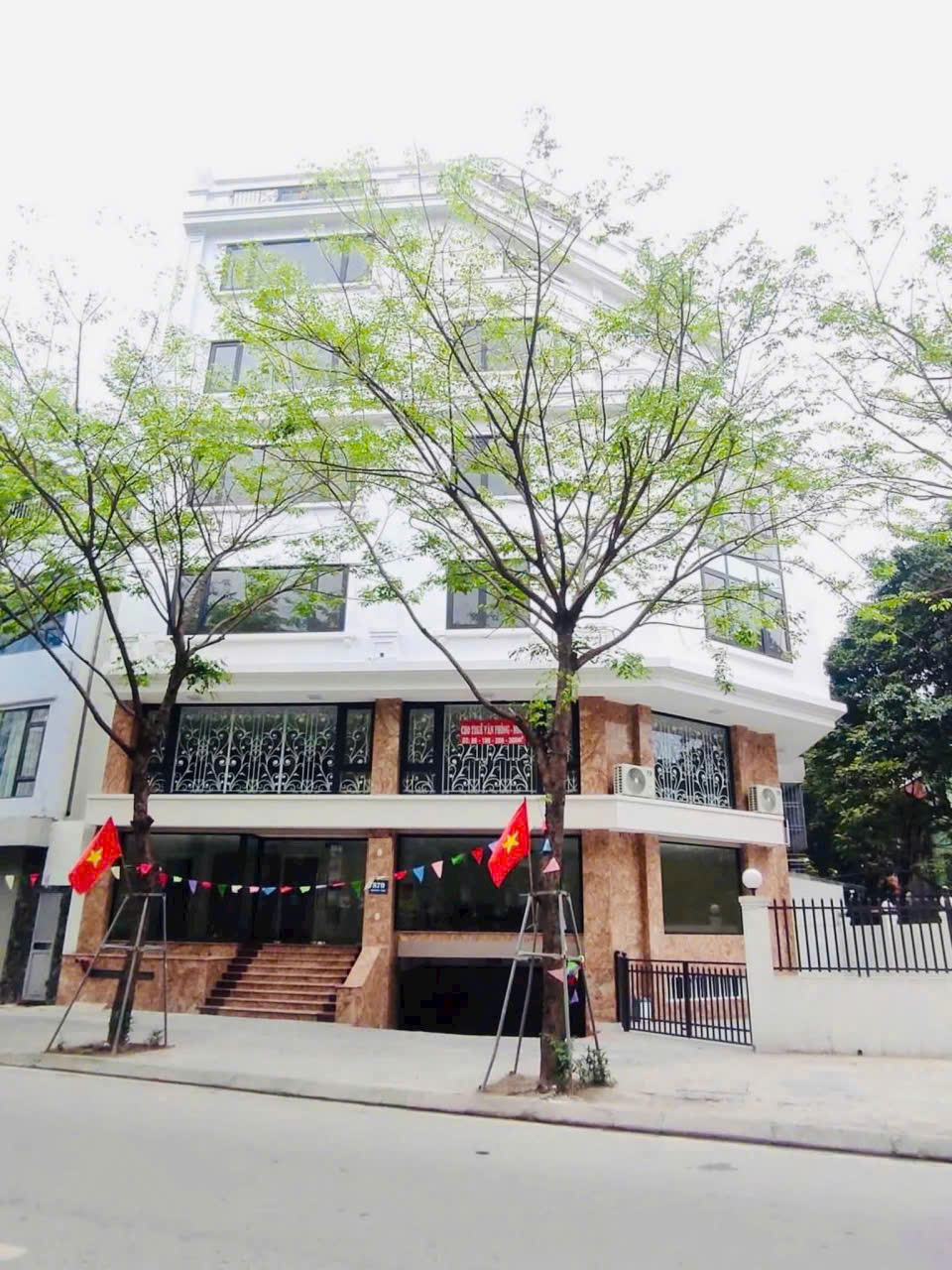 TOÀ VĂN PHÒNG HẠNG A MẶT PHỐ PHẠM VĂN ĐỒNG - LÔ GÓC, VỈA HÈ Ô TÔ TRÁNH, KINH DOANH - PCCC, HOÀN CÔNG ĐẦY ĐỦ - DÒNG