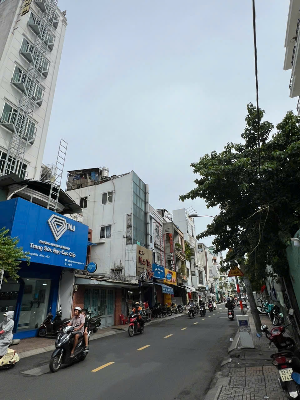 BÁN TÒA NHÀ CĂN HỘ DỊCH VỤ NGÃ TƯ LÊ VĂN SỸ - TRẦN QUANG DIỆU, QUẬN 3 Vị trí trung tâm – 2 mặt tiền – CÓ DÒNG TIỀN GIÁ 35 TỶ