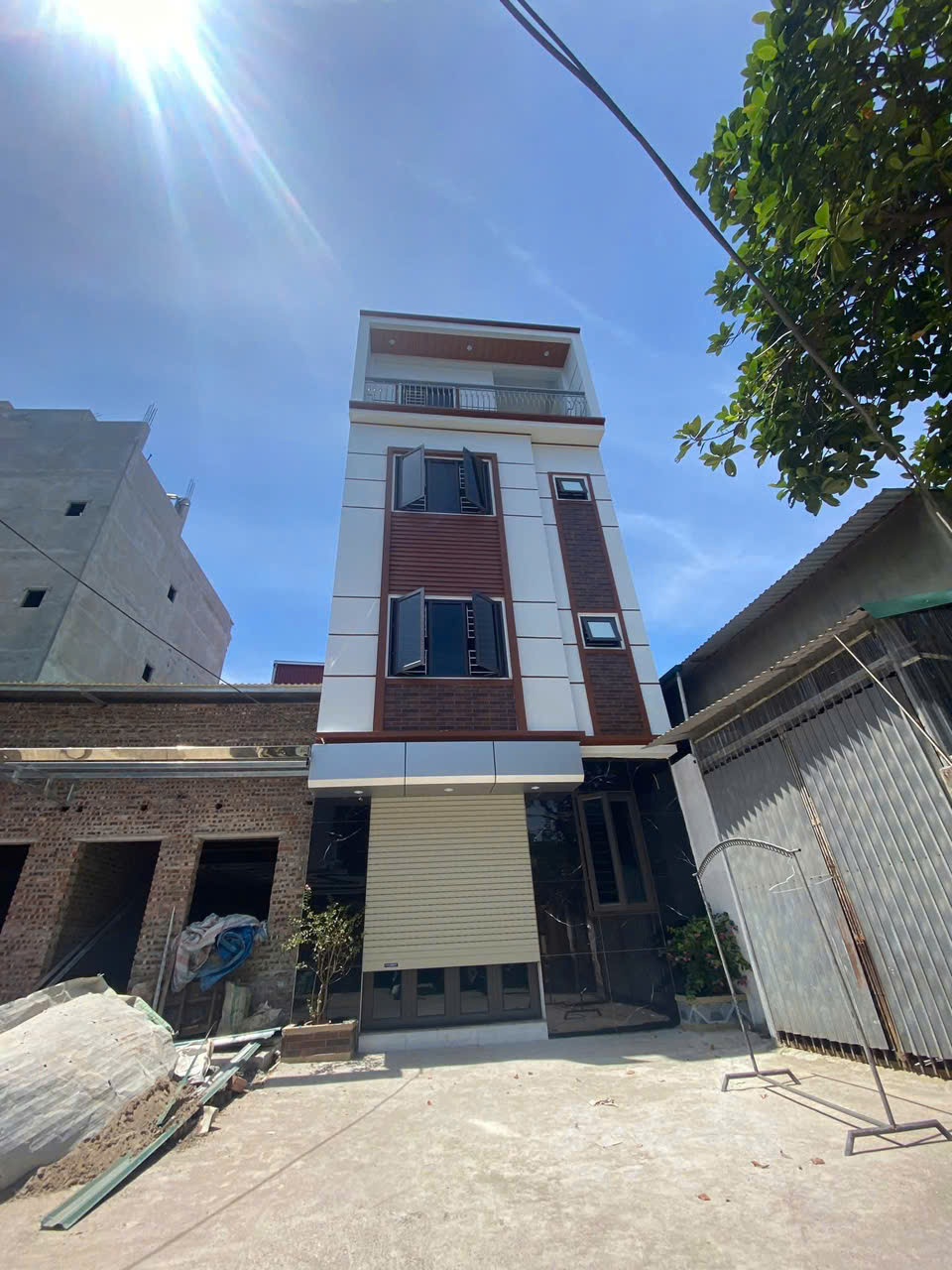 CĂN GÓC BÀ TRIỆU, NHÀ ĐẸP DÂN XÂY , 15M RA OTO , SÁT MẶT PHỐ, CẠNH TRƯỜNG HỌC VÀ BÃI GỬI OTO.