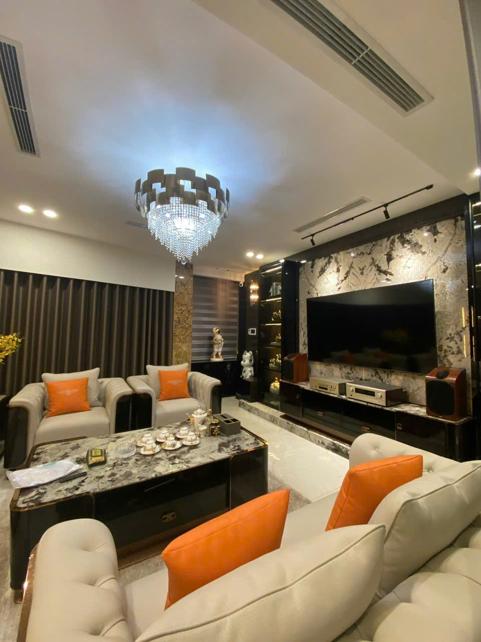 ✨ NHÀ ĐẸP – GARA 2 Ô TÔ – FULL NỘI THẤT NHẬT ✨ Vị trí: Trung tâm Việt Hưng, Long Biên – hạ tầng đồng bộ, gần KĐT