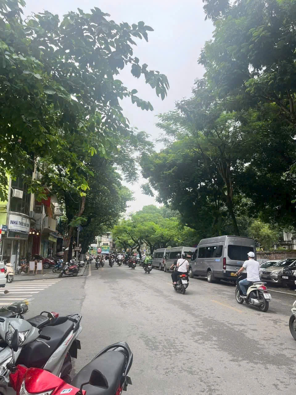 TRUNG TÂM PHỐ VĂN MIẾU QUỐC TỬ GIÁM TRƯỜNG ĐẠI HỌC ĐẦU TIÊN VIỆT NAM ĐƯỢC ĐẶT TẠI ĐÂY. KINH DOANH - MẶT PHỐ - LÔ